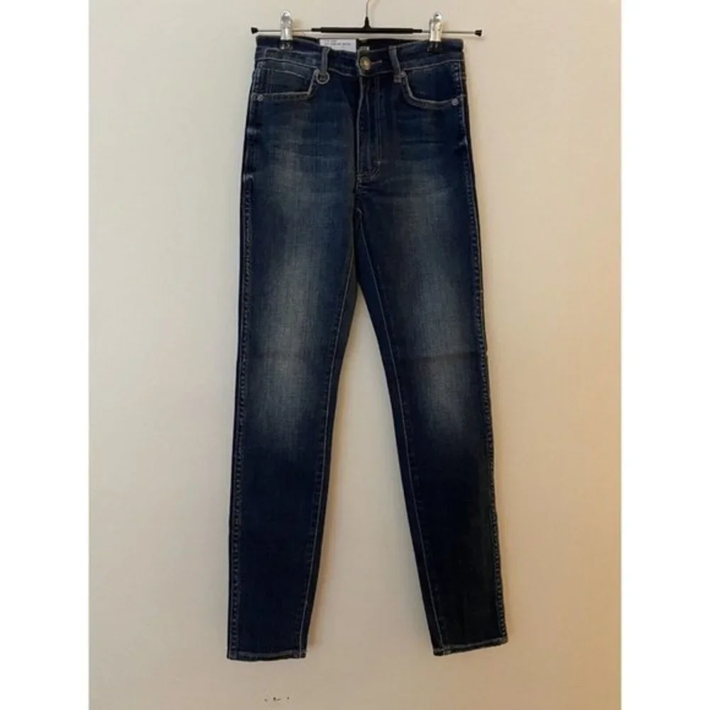 NWT Neuw Mid Rise Skinny Berlin Blue Jean Women’s Size 25” Faded Slight Distress